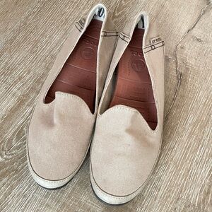 Crocs Sole skimmer day stretch Beige Women's Slip-On Shoes size 10